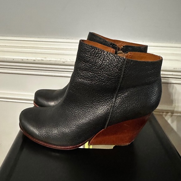 Kork Ease Black Leather Wedge Ankle Boots Side Zip Women's Size 8M - Picture 3 of 8